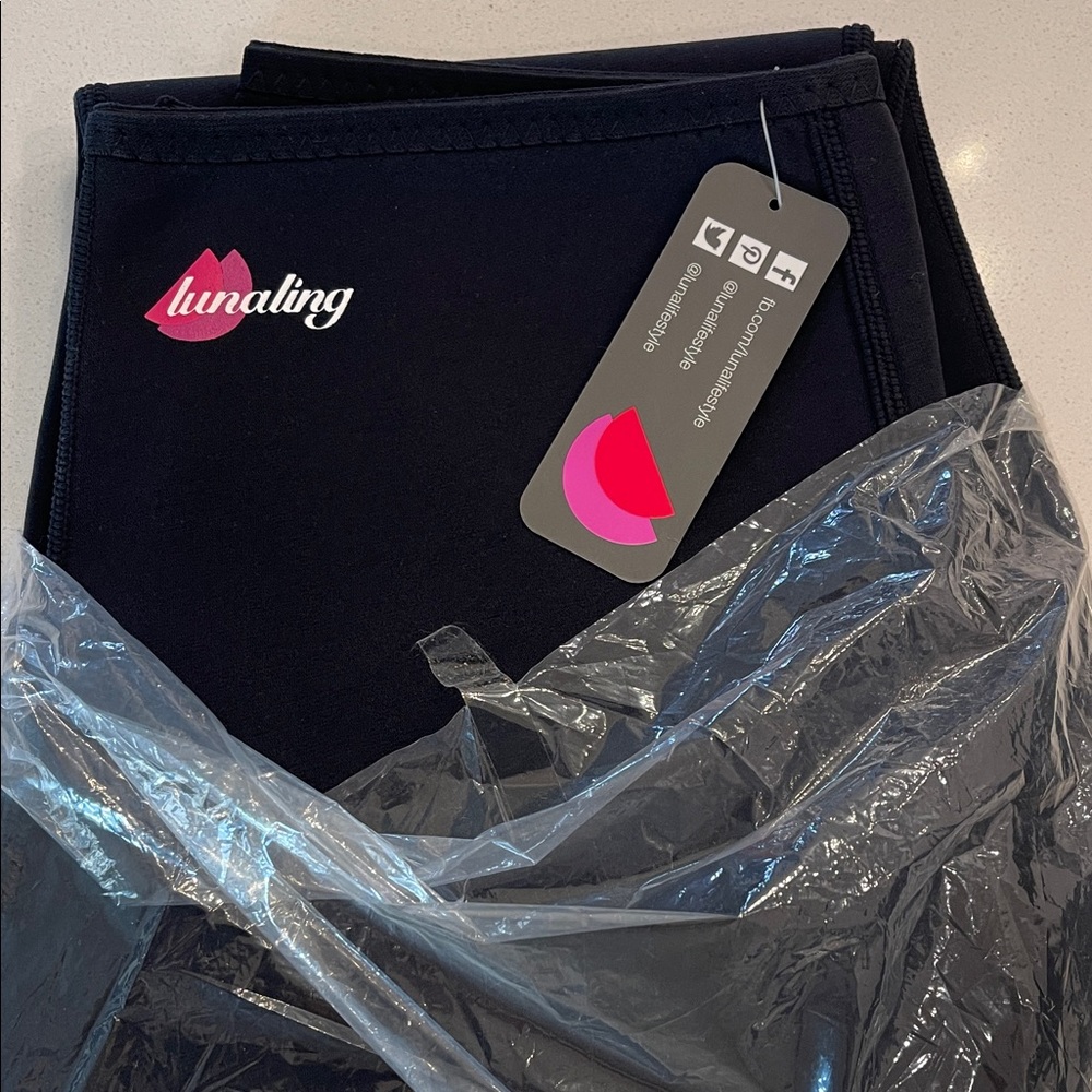Lunaling Black neoprene workout capris sz M